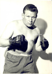 1955 BOXE ISERLOHN Pugile Heinz NEUHAUS in allenamento per incontro con CAVICCHI Fotografia d'epoca con didascalia coeva.  CONDIZIONI: G (ma lieve sovraimpressione circolare)FORMATO: 13x18 cm     originale e autentica 1
