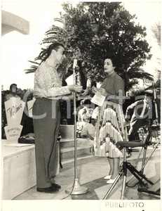 1954 GENOVA Festival Canzone Francese - AndrÃ© CLAVEAU con Lia ORIGONI ^Foto Fotografia d'epoca con didascalia coeva al verso. CONDIZIONI: G (ma lieve piegatura)FORMATO: 18x24 cm     originale e autentica 1