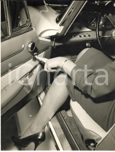 1960 AUTOMOBILISMO ALFA ROMEO 2000 Sprint - Interruttore per finestrino *Foto Fotografia d'epoca con didascalia coeva.  CONDIZIONI: G (ma lieve sovraimpressione al lato sinistro e minime piegature angolari) FORMATO: 18x24 cm     originale e autentica 1