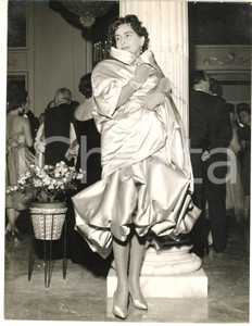 1958 MILANO Teatro alla Scala - Lucy CAMPATELLI alla prima *Foto 18x24 cm Fotografia d'epoca con didascalia coeva.CONDIZIONI: G (ma lieve piegatura marginale)FORMATO: 18x24 cm    originale e autentica 1