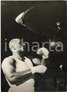 1955 ca MILANO BOXE  Pugile Joe WALCOTT in allenamento - Foto 13x18 cm Fotografia d'epoca, con didascalia coeva al verso.  CONDIZIONI: G (ma lieve sovraimpressione circolare) FORMATO: 13x18 cm    originale e autentica 1