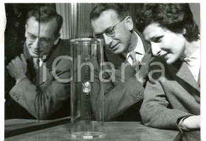 1954 MILANO Fiera Campionaria - Orologio elettronico in campana di vetro *Foto Fotografia d'epoca con didascalia coeva.  CONDIZIONI: G FORMATO: 18x13 cm     originale e autentica 1