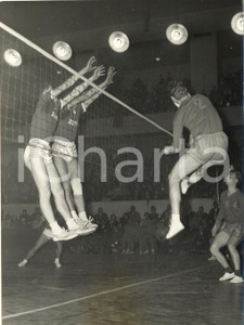 1958 PARIS VOLLEY-BALL Une phase du match PARIS-ROME *Photo 13x18 cm Fotografia d'epoca, con didascalia dattiloscritta coeva.CONDIZIONI: G FORMATO: 13x18 cm      originale e autentica 1