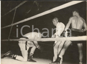 1954 PARIS BOXE Chérif HAMIA envoie au tapis Jacques DUMESNIL *Photo