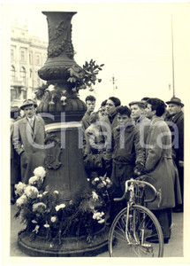 1953 RIVOLTA DI TRIESTE Fiori in memoria delle vittime triestine *Foto 13x18 Fotografia d'epoca, con didascalia dattiloscritta coeva.CONDIZIONI: G FORMATO: 13x18 cm      originale e autentica 1