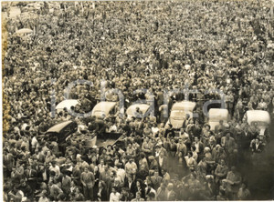 1954 TRIESTE ITALIANA Folla in Piazza UnitÃ  d'Italia festeggia con il tricolore Fotografia d'epoca, con didascalia dattiloscritta coeva.CONDIZIONI: FAIR (lievi difetti di stampa e sovraimpressione circolare; piccole bruniture marginali)FORMATO: 18x13 cm       originale e autentica 1