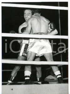 1956 ROMA BOXE Campionato mondiale PESI GALLO Mario D'AGATA vs Robert COHEN  Fotografia d'epoca con didascalia coeva.  CONDIZIONI: FAIR (bassa qualit&agrave; di stampa; piccole piegature al margine inferiore) FORMATO: 13x18 cm     originale e autentica 1