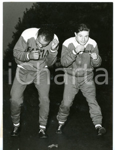 1956 MILANO BOXE Juan CARDENAS e Abdeslam BEN BUKER si allenano al Parco Lambro Fotografia d'epoca con didascalia coeva.  CONDIZIONI: G (ma lievi sovraimpressioni) FORMATO: 13x18 cm     originale e autentica 1