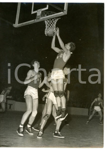 1954 PARIS BASKET - FRANCIA-ITALIA 73-64 Canestro di Sandro RIMINUCCI *Foto Fotografia d'epoca con didascalia coeva.  CONDIZIONI: G (ma lieve alone diffuso; piccoli difetti di stampa) FORMATO: 13x18 cm     originale e autentica 1
