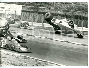 1976 CIRCUITO DI BRANDS HATCH F1 James HUNT su McLAREN-FORD Cosworth fuori pista Fotografia d'epoca con didascalia coeva.  CONDIZIONI: FAIR (bassa qualit&agrave; di stampa; difetti di stampa) FORMATO: 18x13 cm     originale e autentica 1