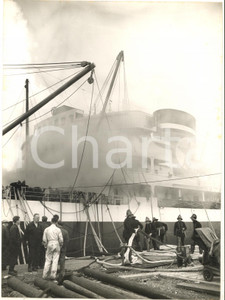1960 LONDON Blue Star Liner "Scottish Star" blazes in Dock *Photo 15x20 cm Fotografia d'epoca con didascalia coeva.  CONDIZIONI: FAIR (lievi graffi) FORMATO: 15x20 cm     originale e autentica 1