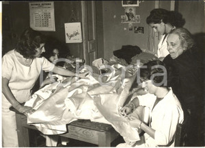1959 NAPOLI Sarta Concetta BUONANNO cuce abito nuziale a Paola Ruffo di Calabria Fotografia d'epoca, con didascalia coeva. CONDIZIONI: G (ma increspatura al margine superiore)FORMATO: 18x13 cm     originale e autentica 1