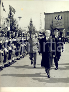 1959 MILANO Giovanni GRONCHI inaugura la 37^ Fiera Campionaria *Foto 18x24 Fotografia d'epoca, con didascalia coeva al verso. CONDIZIONI: FAIR (piegatura al margine inferiore destro; macchia al margine superiore)FORMATO: 18x24 cm     originale e autentica 1