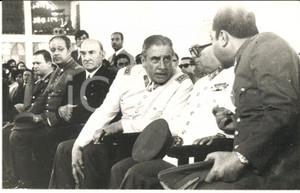 1975 ca SANTIAGO DEL CILE Augusto PINOCHET a messa con i suoi generali *Foto Fotografia d'epoca con didascalia coeva, che ritrae, oltre a Pinochet, Sergio Arellano e Cesar Benavides.  CONDIZIONI: GFORMATO: 18x12 cm     originale e autentica 1