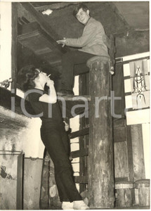 1963 PARIS MONTPARNASSE Jean BERIAC joue du piano a 2 mètres du sol *Photo