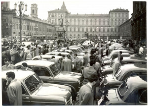 1953 TORINO Sfilata delle nuove FIAT 1100 in Piazza Castello *Foto 18x13 cm