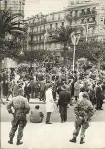1960 ALGER Foule près de la barricade devant le P.C. D'ORTIZ - Photo 13x18 cm