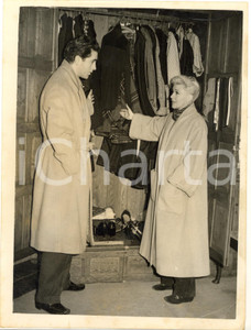 1954 SHEPPERTON Ginger ROGERS after the theft of her furs with Jacques BERGERAC