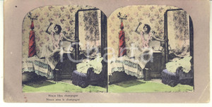 1890 ca VINTAGE EROTIC BOUDOIR Ninon likes champagne - Stereoscopic photo Fotografia stereoscopica d'epoca, su cartoncino rigido.FORMATO: 18x13 cmCONDIZIONI: FAIR (piegatura angolare)    originale e autentica 1