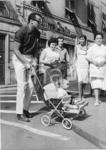 Fotografia d epoca originale 1958 GENOVA NERVI Harry BELAFONTE con il figlio David  Foto vintage 1 1
