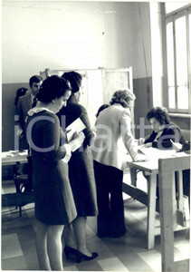 1972 MILANO Elezioni politiche - Cittadini alle urne - Foto COSTUME 13x18 cm