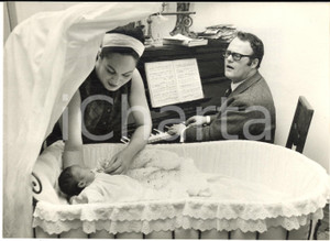 1968 MILANO Baritono Giuseppe ZECCHILLO e Nelia TETI con il figlio neonato *Foto