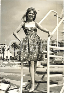1961 FESTIVAL DI CANNES L'attrice belga Dany DECLAIR sulla spiaggia *Foto