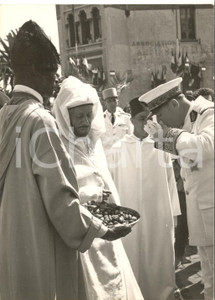 1954 CASABLANCA Francis LACOSTE reçoit offrande lait et dattes du Pacha *Photo