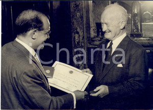 1959 PARIS Colonel John S. WILSON chef SCOUTISME reçu par Dominique PADO Photo