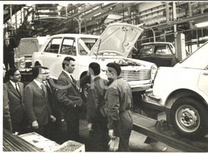 1964 MILANO Stabilimento INNOCENTI - Walter CHIARI in visita dopo acquisto IM3