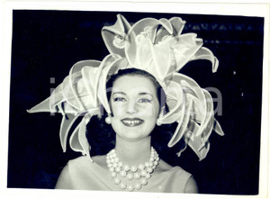 1961 LONDON Socialite Bunty KINSMAN wears a petal hat for Royal Ascot *Photo
