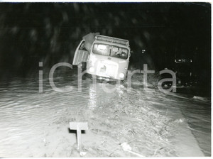 1960 TORTONA Uomini bloccati da piena fiume Scrivia su furgone OM LUPETTO