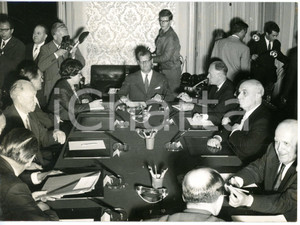 1960 PREFETTURA DI VARESE Incontro Amintore FANFANI - Konrad ADENAUER *Foto  Fotografia d'epoca con didascalia dattiloscritta coeva.   CONDIZIONI: FAIR (lieve brunitura al margine destro, lievi difetti di stampa) FORMATO: 18x13 cm     originale e autentica 1