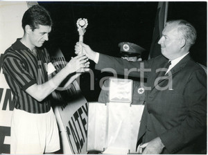 1962 CALCIO MILAN - Capitano Cesare MALDINI ritira il premio "Petrol-Caltex"  Fotografia d'epoca con didascalia dattiloscritta coeva. CONDIZIONI: G (ma minima brunitura all'angolo superiore sinistro) FORMATO: 18x13 cm     originale e autentica 1