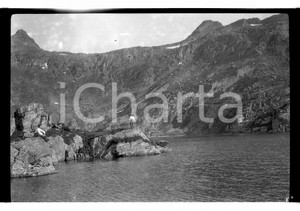 1920 VALLE BREMBANA (BG) I Laghi Gemelli NEGATIVO ORIGINALE Negativo originale in bianco e nero, su pellicola, in formato cm 6 x 9 E' SEVERAMENTE VIETATA LA RIPRODUZIONE.TUTTI I DIRITTI SONO RISERVATI.ICharta mette in vendita, sul negozio eBay e in esclusiva sul sito "icharta" il proprio archivio composto da numerose diapositive e negativi fotografici d'epoca, tutti originali e autentici, che attraversano la storia del costume italiano tra gli la fine degli anni Sessanta e Novanta.Si tratta di uno sguardo inedito sull'attualità, la politica, la vita quotidiana, il gossip e la cultura, che fotografa il cambiamento della nazione in quest'ultimo scorcio del XX secolo. Un'occasione unica per il mercato del collezionismo, che vede finalmente disponibile un archivio eccezionale per vastità, tematiche e condizioni, in un settore (il negativo fotografico e la diapositiva) di assoluta novità e dalle interessanti prospettive di investimento.  POOR/danneggiato Difetti FORMATO: cm 6 x 9 originale e autentica 1