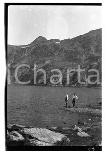 1920 VALLE BREMBANA (BG) I Laghi Gemelli (1) NEGATIVO ORIGINALE Negativo originale in bianco e nero (su pellicola), in formato cm 6 x 4 CONDIZIONI: FAIR E' SEVERAMENTE VIETATA LA RIPRODUZIONE.TUTTI I DIRITTI SONO RISERVATI.ICharta mette in vendita, sul negozio eBay e in esclusiva sul sito "icharta" il proprio archivio composto da numerose diapositive e negativi fotografici d'epoca, tutti originali e autentici.Si tratta di uno sguardo inedito sull'attualità, la politica, la vita quotidiana, il gossip e la cultura, che fotografa il cambiamento della nazione (e non solo) tra il 1890 ed il 1990 circa. Un'occasione unica per il mercato del collezionismo, che vede finalmente disponibile un archivio eccezionale per vastità, tematiche e condizioni, in un settore (il negativo fotografico e la diapositiva) di assoluta novità e dalle interessanti prospettive di investimento. FAIR/discreto   originale e autentica 1