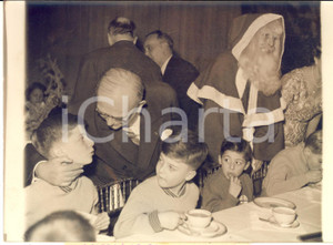 1953 PARIS Élysée - Vincent AURIOL offre fête de Noël aux enfants *Photo