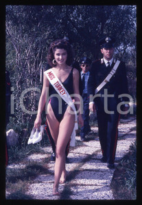 35mm vintage slide*1988 RAGUSA MISS EUROPA Sebnem TAN Miss Turchia e carabinieri