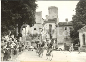 1960 CYCLISME TOUR DE FRANCE - BOURDEILLES - Passage des coureurs *Photo
