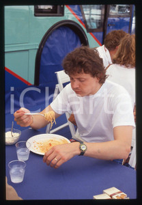 35mm vintage slide* 1991 FORMULA 1 - Stefano MODENA Scuderia TYRRELL a pranzo