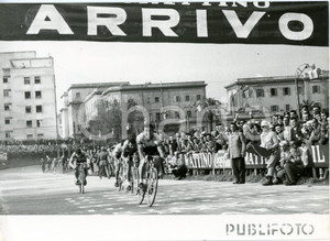 1958 NAPOLI CICLISMO Giro della Campania - Alfredo SABBADIN vince al traguardo