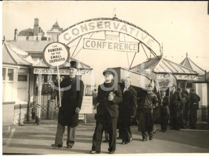 1956 LLANDUDNO Tory Conference - A coffin carried by small shopkeepers *Photo
