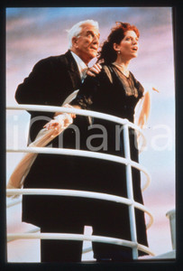 35mm vintage slide* 1998 WRONGFULLY ACCUSED Leslie NIELSEN Melinda McGRAW 