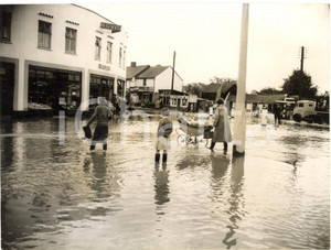 1958 WICKFORD (ESSEX) Women in the town under flood water - Photo 20x15 cm