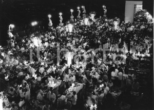 Agosto 1955 MONTECARLO Sporting d'Eté - Serata di gala - Foto vintage 24x18 1955Fotografia vintage rara d'epoca.Timbro archivio Publifoto Genova al verso.FORMATO: 24x18 cm CONDIZIONI: GICHARTA mette in vendita le stampe vintage della collezione Publifoto Genova, per la maggior parte inedita o in tiratura di pochi esemplari. Si tratta di un'ottima opportunit&agrave; di investimento per i collezionisti di fotografie d'epoca.    originale e autentica 1