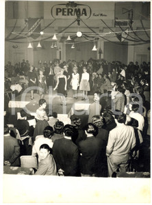 1960 ca s.l. MODA ITALIA Sfilata abbigliamento donna in edificio industriale 