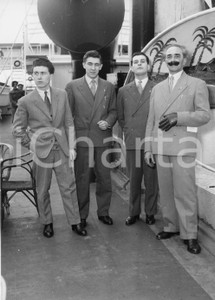 1955 GENOVA Partenza nobili invitati alle nozze di Maria Pia di Savoia *Foto 1955Fotografia vintage rara d'epoca.Timbro archivio Publifoto Genova al verso.FORMATO: 18x24cm CONDIZIONI: POOR (difetti di stampa e piccoli strappi al margine superiore)ICHARTA mette in vendita le stampe vintage della collezione Publifoto Genova, per la maggior parte inedita o in tiratura di pochi esemplari. Si tratta di un'ottima opportunit&agrave; di investimento per i collezionisti di fotografie d'epoca.      originale e autentica 1