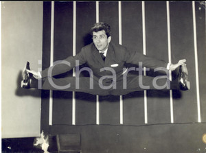 1959 LONDON Airport - Marcel AMONT "The Singing Fool" as an acrobat *Photo 20x15