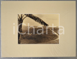 1950 ca AFRICA Paesaggio con insediamento europeo - Foto Jacques DONCQ 40x30 cm  Fotografia originale d'epoca, incorniciata con passepartout in cartoncino pesante e fissata con adesivo al retro.Velina protettiva.FOTOGRAFO: Jacques DoncqCONDIZIONI: GFORMATO: 24x18 cm (fotografia); 40x30 cm (cartoncino)    originale e autentica 1