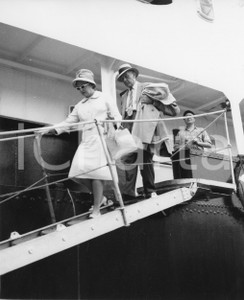 1960 GENOVA Arrivo Fredric MARCH e Florence ELDRIDGE (2) Foto vintage 18x21 cm 1960Fotografia vintage rara d'epoca.Timbro archivio Publifoto Genova al verso.FORMATO: 18x21 cm CONDIZIONI: FAIR (lievi increspature e difetti di stampa)ICHARTA mette in vendita le stampe vintage della collezione Publifoto Genova, per la maggior parte inedita o in tiratura di pochi esemplari. Si tratta di un'ottima opportunit&agrave; di investimento per i collezionisti di fotografie d'epoca.    originale e autentica 1